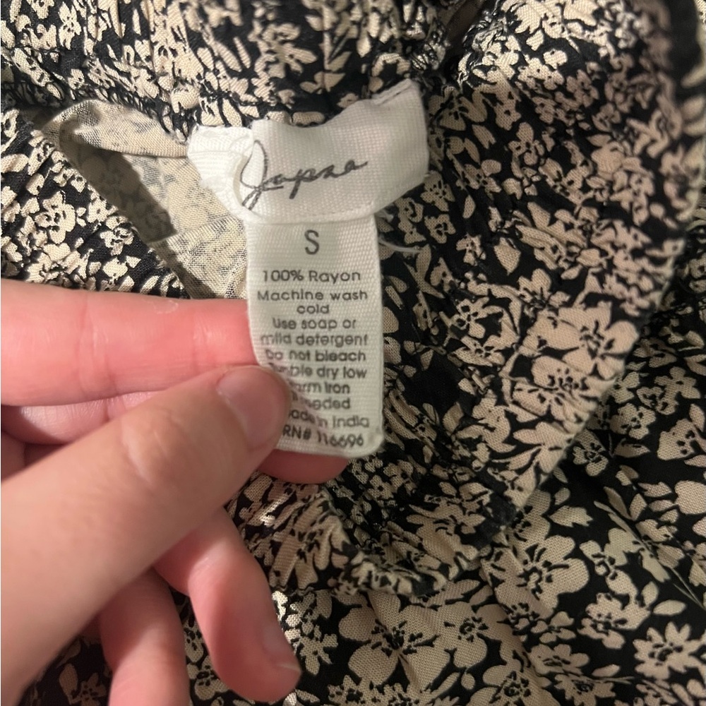 Flowy Cute Japan 100% Rayon High-Waisted Black Floral Mini Skirt Sz Small - Picture 4 of 5